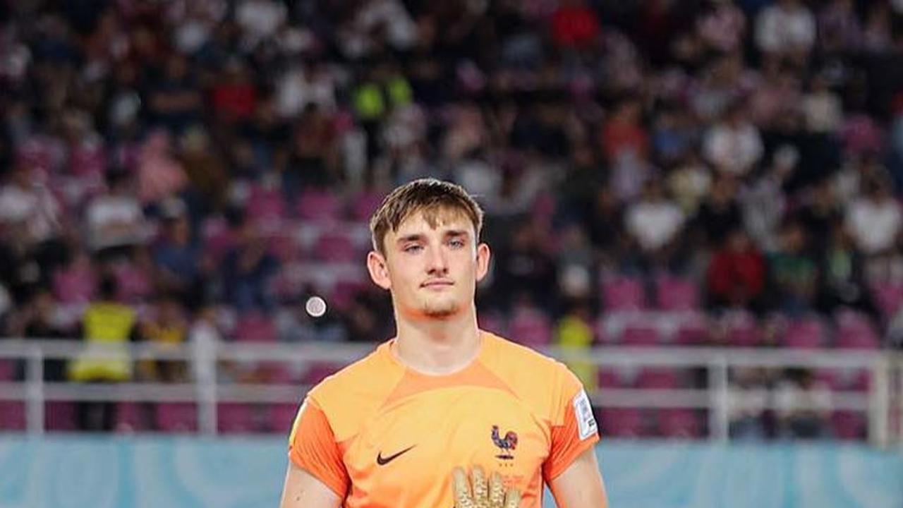 Kiper Prancis U-17 Paul Argney yang membawa timnya meraih peringkat kedua Piala Dunia U-17 2023 dianugerahi penghargaan Golden Glove.