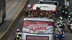 Arak-arakan penggawa Timnas Indonesia U-22 saat melintasi Jalan MH Thamrin, Jakarta, Kamis (29/2). Timnas Indonesia U-22 merengkuh tropi Piala AFF U-22 2019 usai menumbangkan Thailand 2-1. (Liputan6.com/Helmi Fithriansyah)