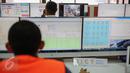 Petugas memantau bongkar muat kontainer dari ruang kontrol dan teknik milik Indonesia Port Center di Tanjung Priok, Jakarta, Rabu (17/6/2015). (Liputan6.com/Faizal Fanani)