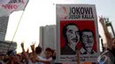 Bendera dan poster bergambar Jokowi-JK dibawa oleh para relawan untuk menyemarakkan aksi mereka di Bundaran HI, Jakarta, Rabu (9/7/2014) (Liputan6.com/Miftahul Hayat)
