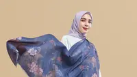 Influencer Hamidah Rachmayanti kenakan hijab premium yang cocok untuk lebaran, credit: Brand MFMW