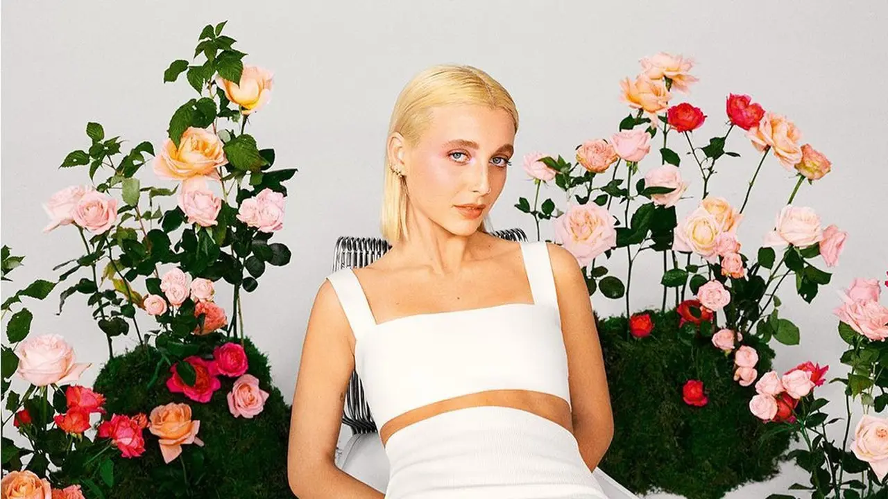 Gaya Smart Look Emma Chamberlain yang Jadi Wajah Baru Lancome