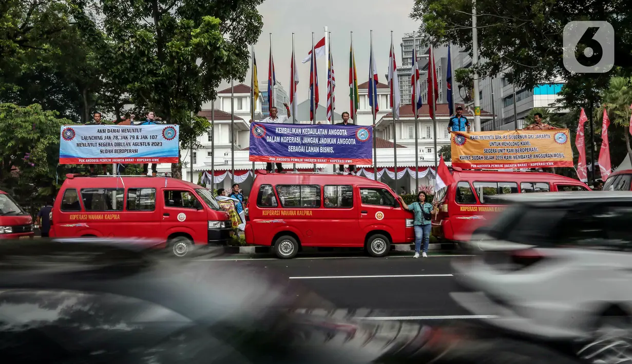 Sejumlah sopir angkot Koperasi Wahana Kalpika (KWK) memarkir kendaraanya saat menggelar aksi di Balai Kota DKI Jakarta, Rabu (2/8/2023). (Liputan6.com/Faizal Fanani)