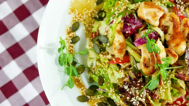 Cara Membuat Salad Ayam Quinoa Kaya Protein