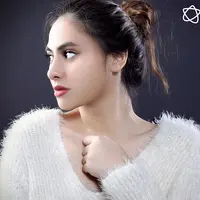 Sejak kecil, Valerie Thomas sudah dikenalkan oleh ayahnya, Jeremy Thomas, di lokasi syuting. Sering ke lokasi syuting itu membuat putri Jeremy Thomas dan Ina Indayanti mulai tertarik pada dunia entertainmen. (Nurwahyunan/Bintang.com)