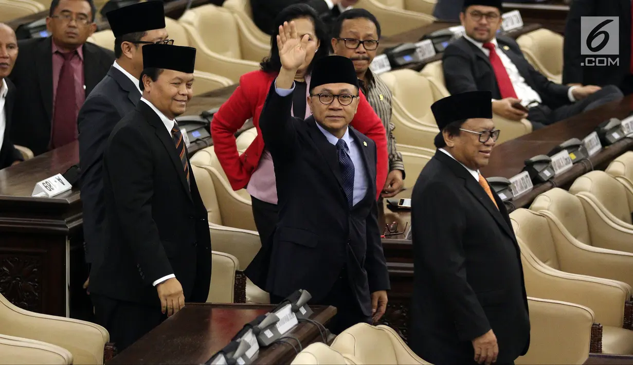 Ketua MPR Zulkifil Hasan melambaikan tangan ke arah wartawan saat pelantikan Wakil Pimpinan MPR, Jakarta, Senin (26/3). MPR resmi memiliki delapan pimpinan. (Liputan6.com/JohanTallo)