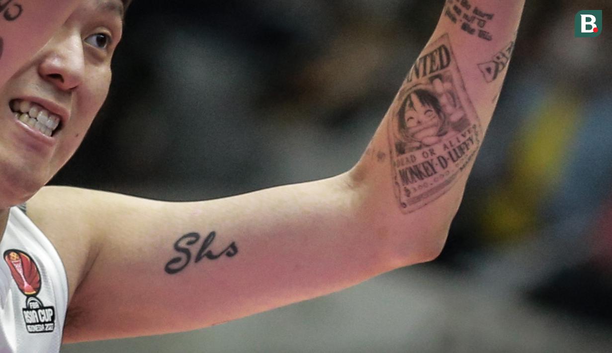 Tato bergambar Poster Bounty Monkey D. Luffy dalam anime Jepang One Piece milik pebasket Timnas Korea Selatan Choi Jun-yong saat matchday kedua Grup B FIBA Asia Cup 2022 melawan Timnas Basket Taiwan di Istora Senayan, Jakarta, Kamis (14/07/2022). (Bola.com/Bagaskara Lazuardi)