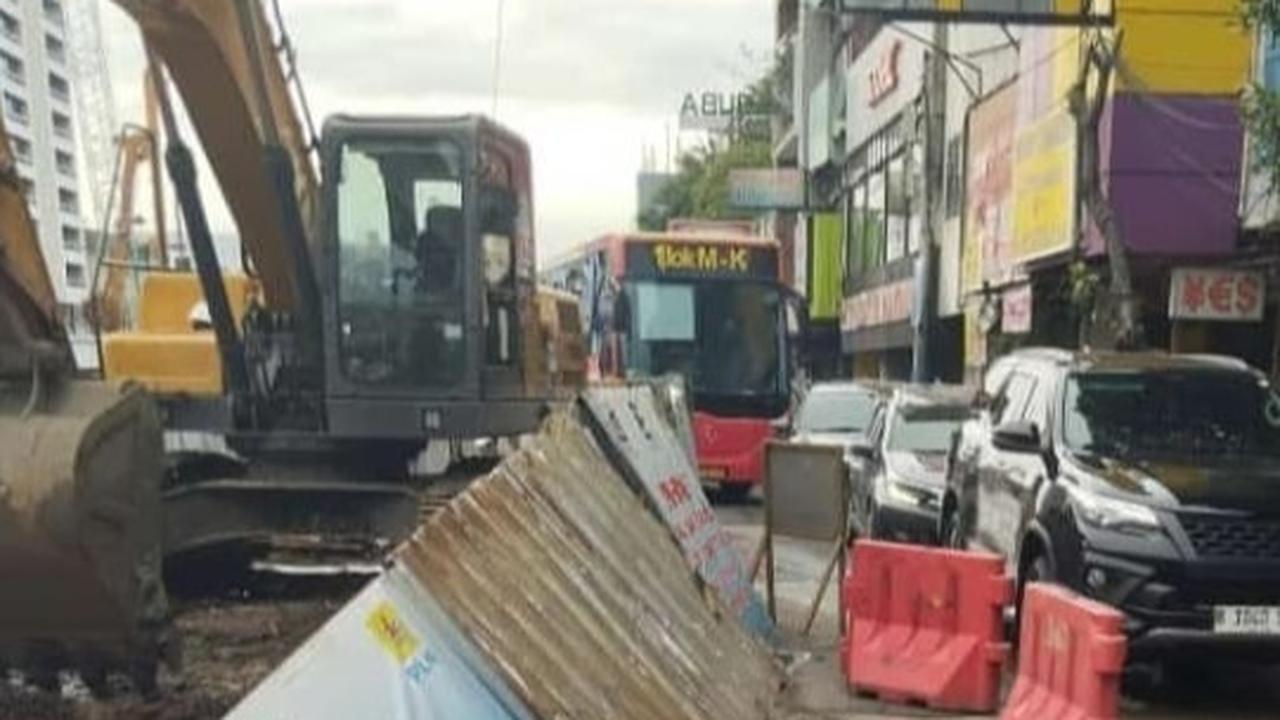 Viral Jalan Amblas di Olimo Jakarta Barat, Ini Pengalihan Tiga Rute TransJakarta