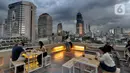 Awan kumulonimbus menyelimuti langit di kawasan Thamrin, Jakarta, Senin (23/12/2019). Badan Meteorologi Klimatologi dan Geofisika (BMKG) memprediksi kawasan Jabotabek berpotensi mengalami peningkatan curah hujan selama sepekan mendatang. (merdeka.com/Arie Basuki)