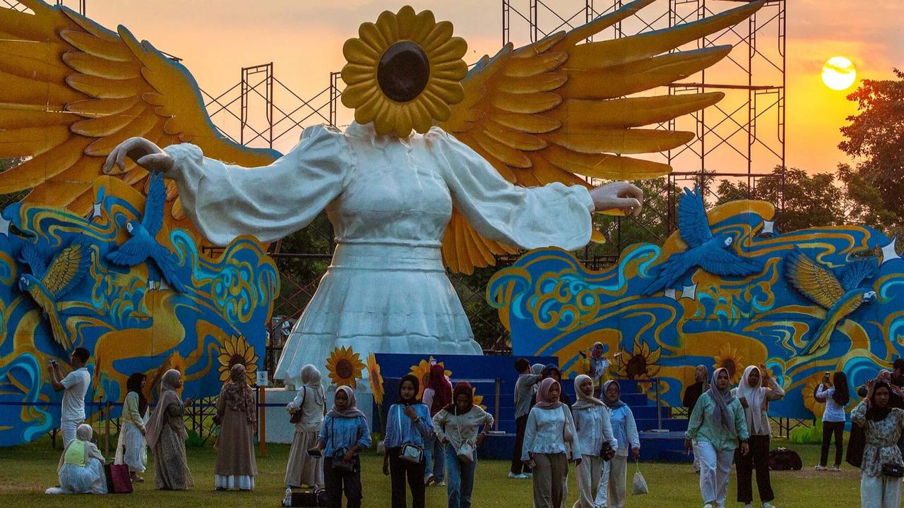 FOTO: Sun Flower Angel Hadirkan Nuansa Baru di Kawasan Candi Prambanan