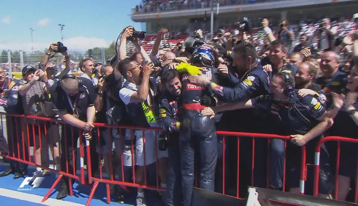 Pebalap Red Bull, Max Verstappen, disambut kru Red Bull setelah menjadi juara F1 GP Spanyol di Sirkuit Catalunya, Spanyol, Minggu (15/5/2016). (Bola.com/Twitter/F1)