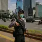 Anggota kepolisian berpatroli keamanan di kawasan Bundaran HI, Jakarta, Rabu (8/4/2020). Tujuannya untuk mengingatkan warga agar mematuhi PSBB dengan tidak keluar rumah tanpa urusan mendesak dan menghindari kerumunan. (Liputan6.com/Faizal Fanani)