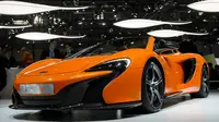 A Mc Laren 650 S dengan warna orange menampilkan desain yang futuristik, elegan dan sporty (AFP PHOTO / Fabrice Coffrini)