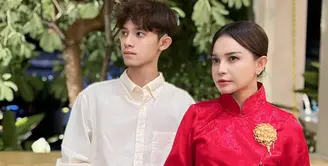 Rossa dan Rizky pun bahkan lebih mirip adik kakak. Saat itu, Rossa mengenakan kebaya janggan warna merah dipadukan bros keemasan dan bawahan kain batik. Serta Rizky tampil berkemeja. [@itsrossa910]
