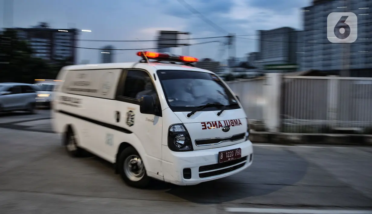 Mobil ambulans yang membawa pasien COVID-19 tiba di RSD Wisma Atlet, Kemayoran, Jakarta, Selasa (17/11/2020). Jumlah pasien COVID-19 di Tower 6 dan 7 RSD Wisma Atlet naik 32 persen. (merdeka.com/Iqbal S. Nugroho)