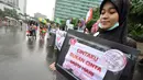 Aksi tersebut dilakukan dalam rangka menolak peringatan hari Valentine yang biasa diperingati setiap tanggal 14 Februari, Jakarta, Minggu (8/2/2015). (Liputan6.com/Faizal Fanani)