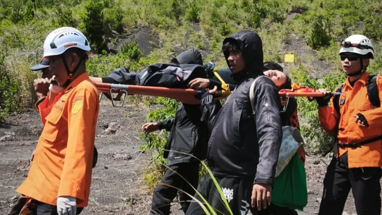 Evakuasi pendaki jatuh di Gunung Soputan