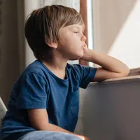Label yang terus diberikan kepada anak bisa membentuk cara mereka dalam melihat dirinya sendiri hingga dewasa. [Dok/freepik.com]