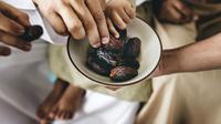 Ilustrasi buka puasa dengan kurma (sumber: iStock)