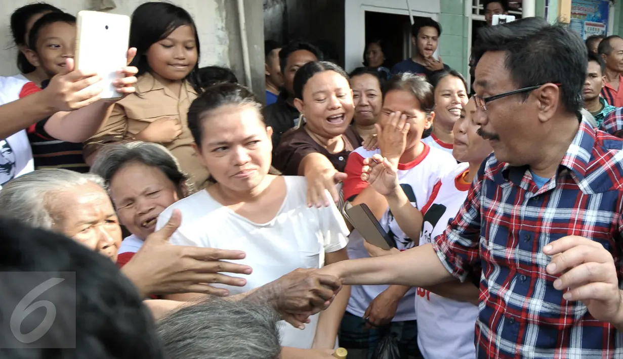 Cawagub DKI Jakarta, Djarot Saiful Hidayat bersalaman dengan warga Tegal Alur, Jakarta, Rabu (7/12). Dalam blusukannya Djarot berjanji akan segera memasukkan pelayanan air perpipaan di permukiman warga Tegal Alur. (Liputan6.com/Yoppy Renato)