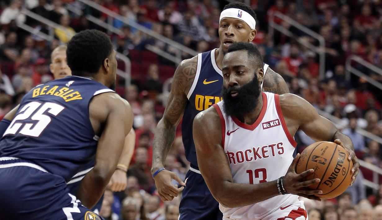 Pebasket Houston Rockets, James Harden, berusaha melewati pemain Denver Nuggets, Malik Beasley, pada laga NBA di Toyota Center, Selasa (8/1). Houston Rockets menang 125-113 atas Denver Nuggets. (AP/Michael Wyke)