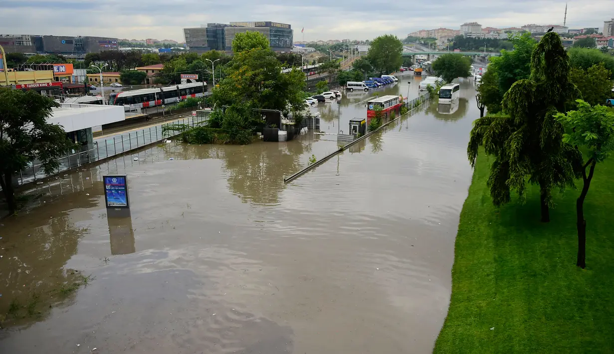 Pemandangan banjir yang merendam jalanan di stasiun metro Zeytinburnu, Selasa (18/7). Jalanan kota Istanbul berubah menjadi sungai akibat curah hujan yang biasanya mengguyur Turki selama satu tahun penuh, terjadi hanya dalam waktu 12 jam (YASIN AKGUL/AFP)