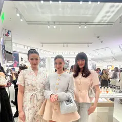 Anne Curtis, Velove Vexia, dan Mawar de Jongh hadir Dior Beauty Boutique opening party dengan gaya memikat serba pastel. Dalam balutan busana dari Dior ketiganya tampil menawan dan anggun khas rumah mode asal Prancis ini. / Foto dok: Fimela.