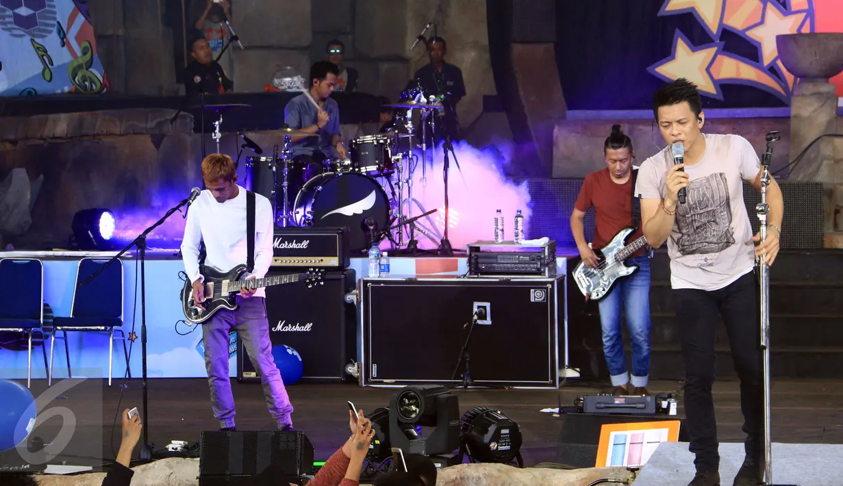 Aksi panggung Band Noah dalam acara Annual Gathering "JICT Family Day 2016 di Dufan, Taman Impian Jaya Ancol, Jakarta, Minggu (11/12). Acara yang dihadiri keluarga besar JICT itu mengusung Tema 'We Are One JICT. (Liputan6.com/Herman Zakharia)