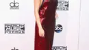 Penampilan Selena Gomez saat menghadiri ajang American Music Awards 2015 di Microsoft Theater, Los Angeles, Minggu (22/11). Penyanyi berusia 23 tahun itu tampil seksi dan memesona. (Mark Davis/Getty Images/AFP)