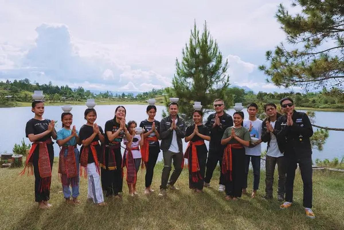 6 Potret Raffi Ahmad, Gading Marten, Desta dan Ariel Noah di Danau Toba, Pose di Kapal Hingga Naik Moge