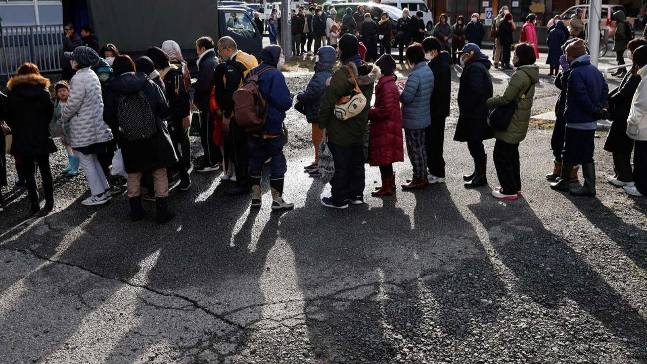 Beberapa hari setelah gempa dahsyat mengguncang Jepang, para korban kini menghadapi krisis makanan dan air bersih. Sebagaimana yang terlihat di Kota Wajima, Prefektur Ishikawa, Jepang, pada 3 Januari 2024, orang-orang terlihat mengantre panjang untuk mend