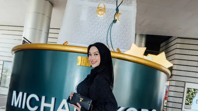 Inspirasi Tampil Elegan Saat Lebaran dengan Aksesori dari Koleksi Terbaru Michael Kors