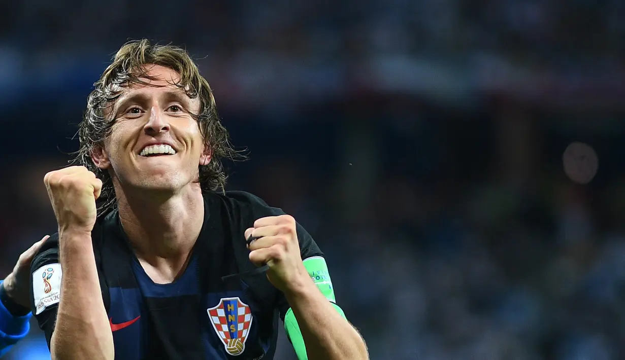 Pemain Kroasia, Luka Modric melakukan selebrasi usai mencetak gol ke gawang Argentina dalam Piala Duinia di Nizhny Novgorod Stadium, Nizhny Novgorod, Rusia, 21 Juni 2018. Modric masuk dalam kandidat pemain terbaik FIFA 2018. (AFP PHOTO/Johannes EISELE)
