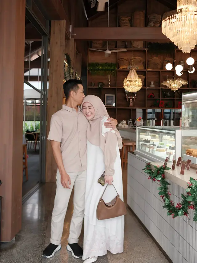 6 Potret Terbaru Larissa Chou dan Ikram Rosadi, Absen di Perayaan Natal Keluarga