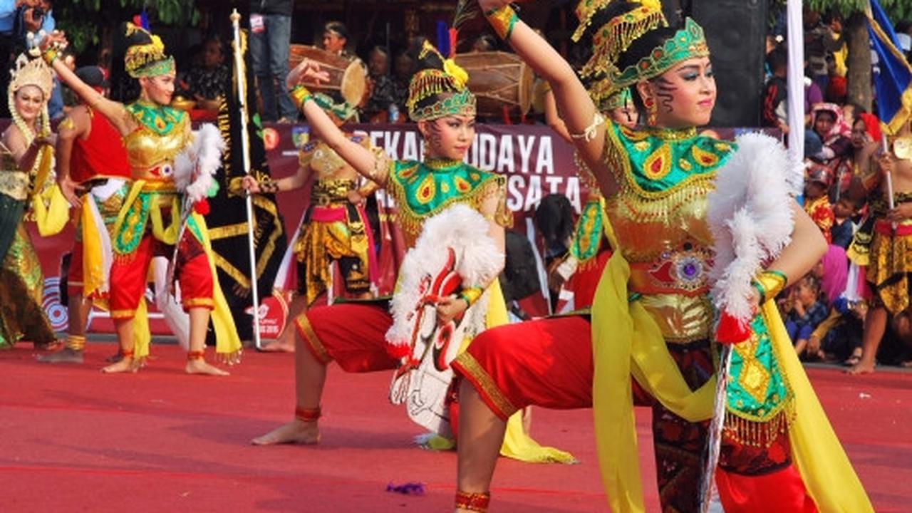 Kemolekan penari cantik 1.000 Barong Nusantara di Kediri