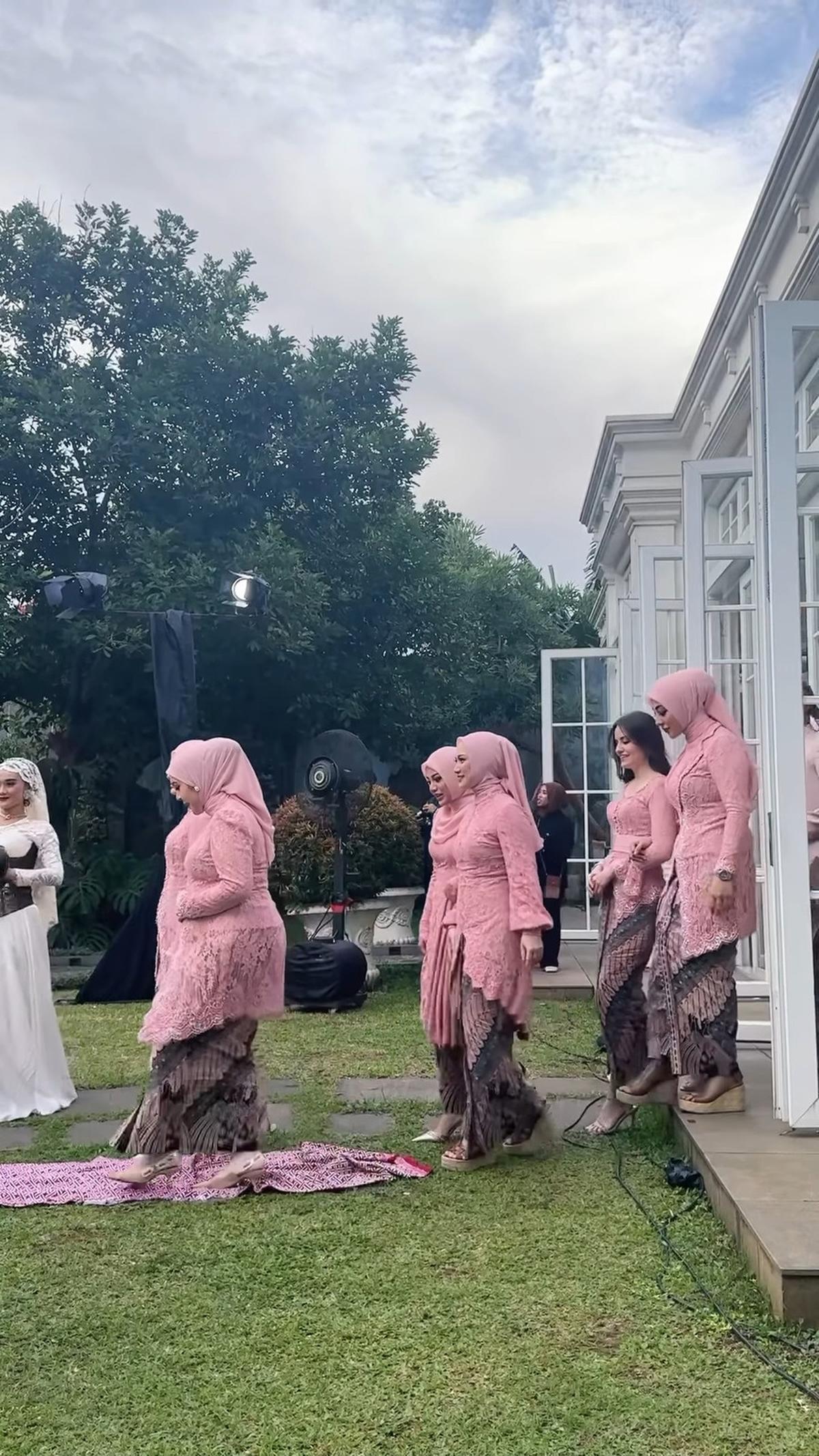 Bestie Till Jannah, 8 Potret Geng Mamayu Jadi Pagar Ayu di Acara Gender Reveal Lesti Kejora - Aurel Hermansyah Hingga Margin Wieheerm Pakai Kebaya Seragam