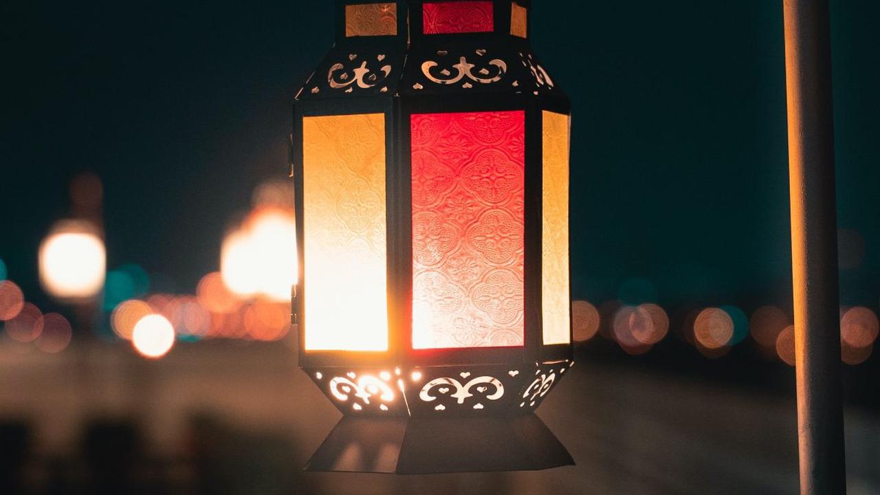 Seorang Muslim tentu tak ingin mendapati dirinya menyimpang, jauh dari ajaran agama, dan jauh dari Allah SWT. Muslim yang ingin menjaga keimanannya akan terus berusaha mencari cara agar tetap dekat dengan Sang Pencipta. Upaya mendekatkan diri kepada Alla