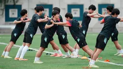 Naegohyang datang dengan kekuatan 27 pemain dan 12 staf. Mereka telah tiba di Korea Selatan melalui Bandara Internasional Incheon pada 17 Mei lalu. (AP Photo/Lee Jin-man)
