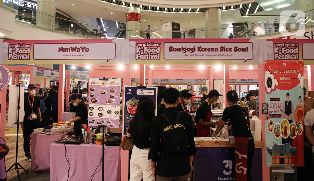 Suasana Mall Lotte Shopping Avenue, Jakarta, Rabu (21/7/2022). Dalam Surat Edaran Satgas Penanganan Covid-19 Nomor 21 Tahun 2022 tentang Ketentuan Pelaku Perjalanan Dalam Negeri, pemerintah mewajibkan vaksin booster sebagai syarat perjalanan seluruh jenis moda transportasi, mulai dari udara, laut, dan darat. (Liputan6.com/Faizal Fanani)