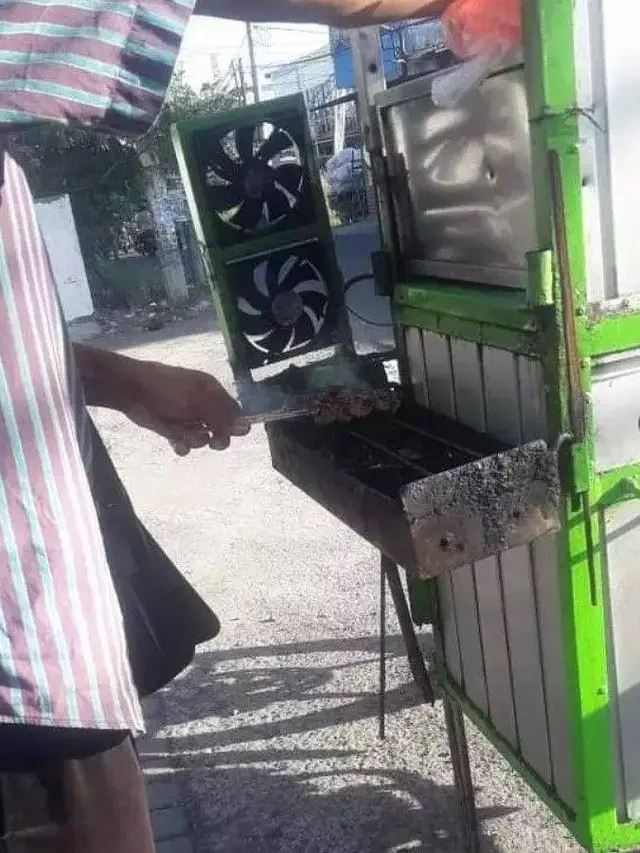 8 Potret Nyeleneh Cara Orang Jualan Sate, Ada yang Pakai Kostum Ini Kocak