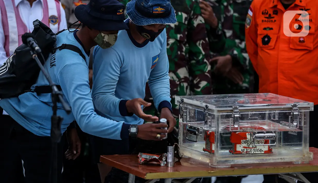 Kondisi Black box pesawat Sriwijaya Air SJ 182 yang jatuh di Kepulauan Seribu diperlihatkan di Dermaga JICT, Jakarta, Selasa (12/1/2021). Kotak hitam pesawat Sriwijaya Air SJ182 ditemukan di sekitar Pulau Laki-Pulau Lancang, Kepulauan Seribu, DKI Jakarta, pukul 16.20 WIB. (Liputan6.com/johan Tallo)