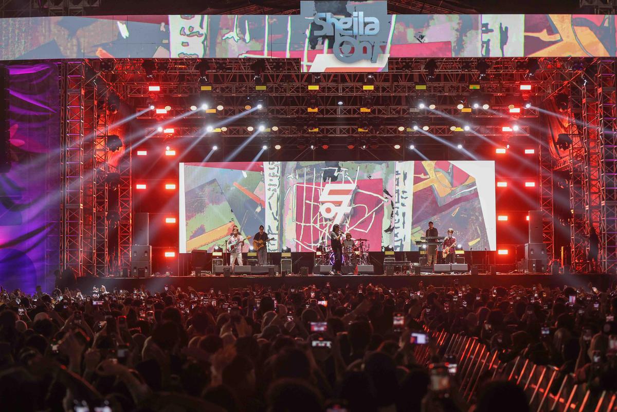 FOTO: Sheila On 7 Satukan Ribuan Penonton dalam Euforia KLBB Festival 2026