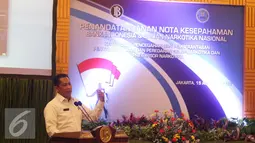 Kepala BNN Budi Waseso menyampaikan kata sambutan saat menandatangani nota kesepahaman antara BI dan BNN di Jakarta, Senin (15/8). Kerjasama dilakukan untuk pencegahan penyebaran narkoba pada SDM BI. (Liputan6.com/Immanuel Antonius)