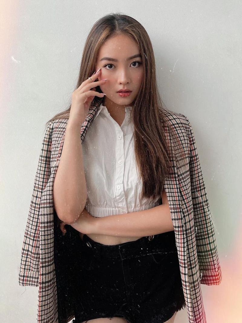 Erkak ayolni siksa, galati tovushlar chiqadi.