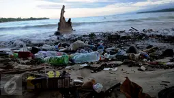 Sisa botol minuman berserakan di pantai Pasir Putih, Manokwari, Papua Barat, Senin (15/8/2016). Kondisi ini bisa mengurangi daya tarik wisatawan lokal maupun mancanegara menikmati keindahan alam Papua Barat. (Liputan6.com/Helmi Fithriansyah)