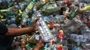 Bahkan terkadang Bu Wati juga ikut mencari botol plastik bekas berkeliling perumahan yang nantinya akan dijual di lapak pak Karno. (Liputan6.com/Angga Yuniar)