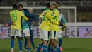 Para pemain Brasil merayakan kemenangan pada Kualifikasi Piala Dunia FIFA 2026 zona Amerika Selatan melawan Chili dan Brasil, di stadion Nasional, Santiago, pada Kamis 10 Oktober 2024 atau Jumat(11/10/2024) pagi WIB. (Rodrigo ARANGUA/AFP)