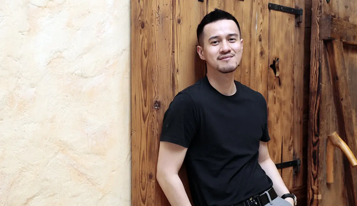 Pemeran 32 tahun itu juga sedang menanti kesiapan sang kekasih yang sedang fokus pada kariernya. Apalagi ia melihat karir sang kekasih sedang nanjak. Ia juga masih pikir-pikir lantaran dengan usianya sekarang. (Deki Prayoga/Bintang.com)