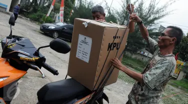 Petugas Panitia Pemungutan Suara (PPS) mendistribusikan logistik Pemilu Kepala Daerah Tangerang Selatan di Kelurahan Kebon Kacang Timur, Tangsel, Selasa (8/12). Pemungutan suara Pilkada Tangsel akan digelar melalui 2.245 TPS. (Liputan6.com/Helmi Afandi)