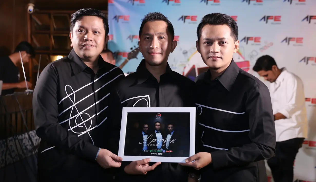 Ketiganya yang biasa sebagai pencipta lagu itu merilis single Bangun Cinta. Menurut Bembi, pencipta makna dari lagu yang baru saja diciptakan tersebut kebalikan dari jatuh cinta. (Nurwahyunan/Bintang.com)